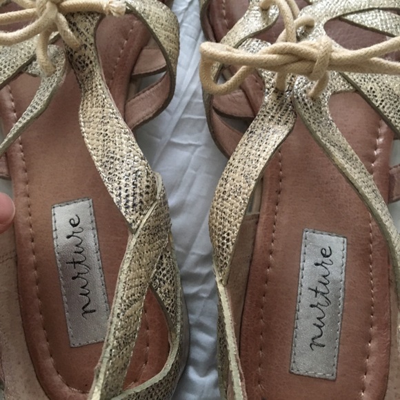 10M LEATHER UPPER NURTURE BACK ZIP & TIE SILVER GOLD & BLACK PATTERN SANDALS - Picture 4 of 8